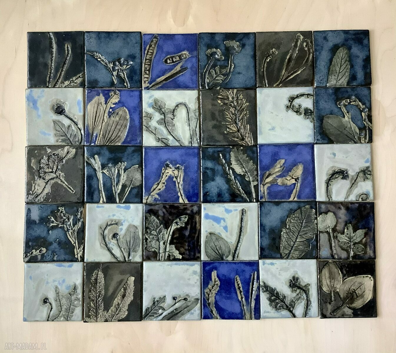 Zestaw 30 szt kafli ceramicznych „Ogród w deszczu” - niebieskie kafle z odciskami roślin