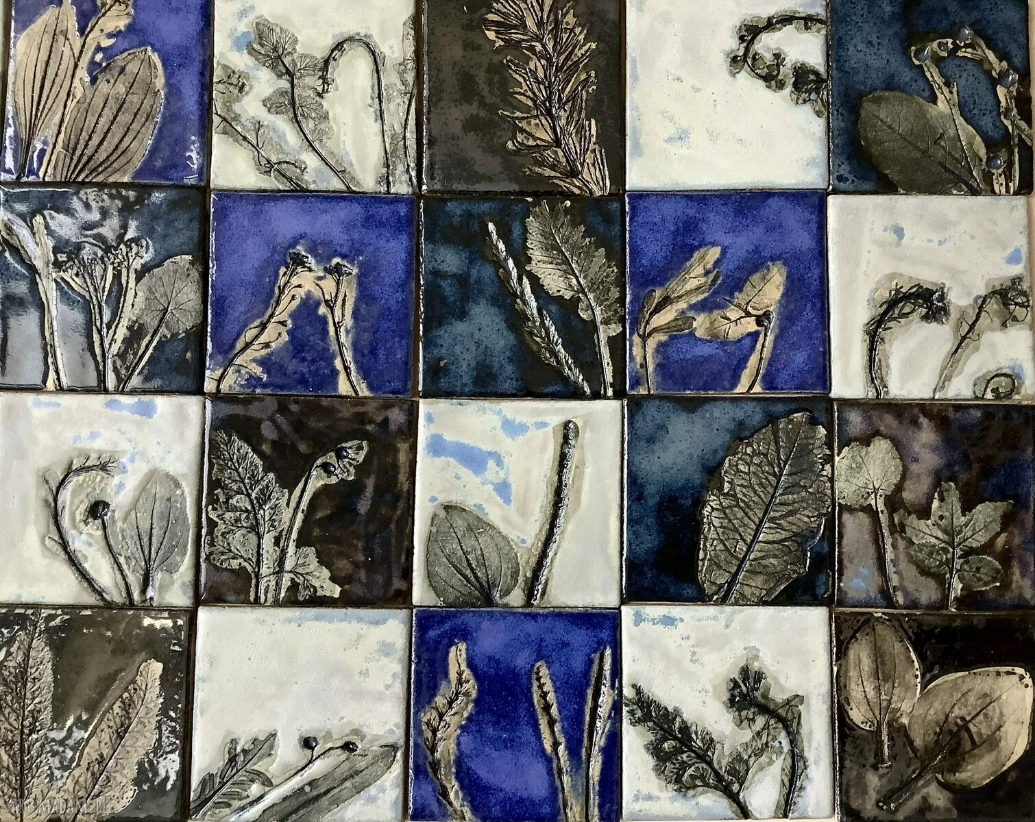Zestaw 30 szt kafli ceramicznych „Ogród w deszczu” - niebieskie kafle z odciskami roślin