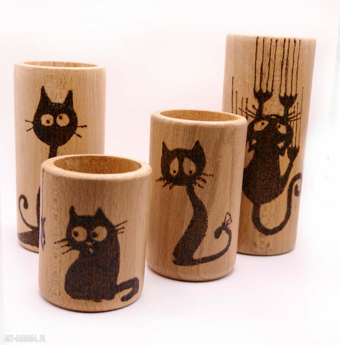 Zestaw 4 drewnianych świeczników tealight z kotami - ręcznie wypalane wzory