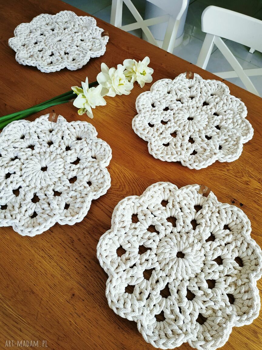 Ecru podkładki boho z dodatkiem złotej nitki - zestaw 4 sztuki (30 cm)