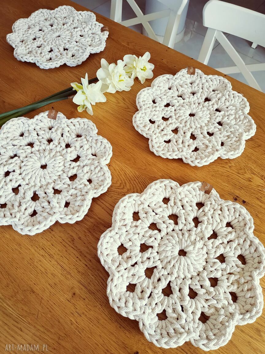 Ecru podkładki boho z dodatkiem złotej nitki - zestaw 4 sztuki (30 cm)
