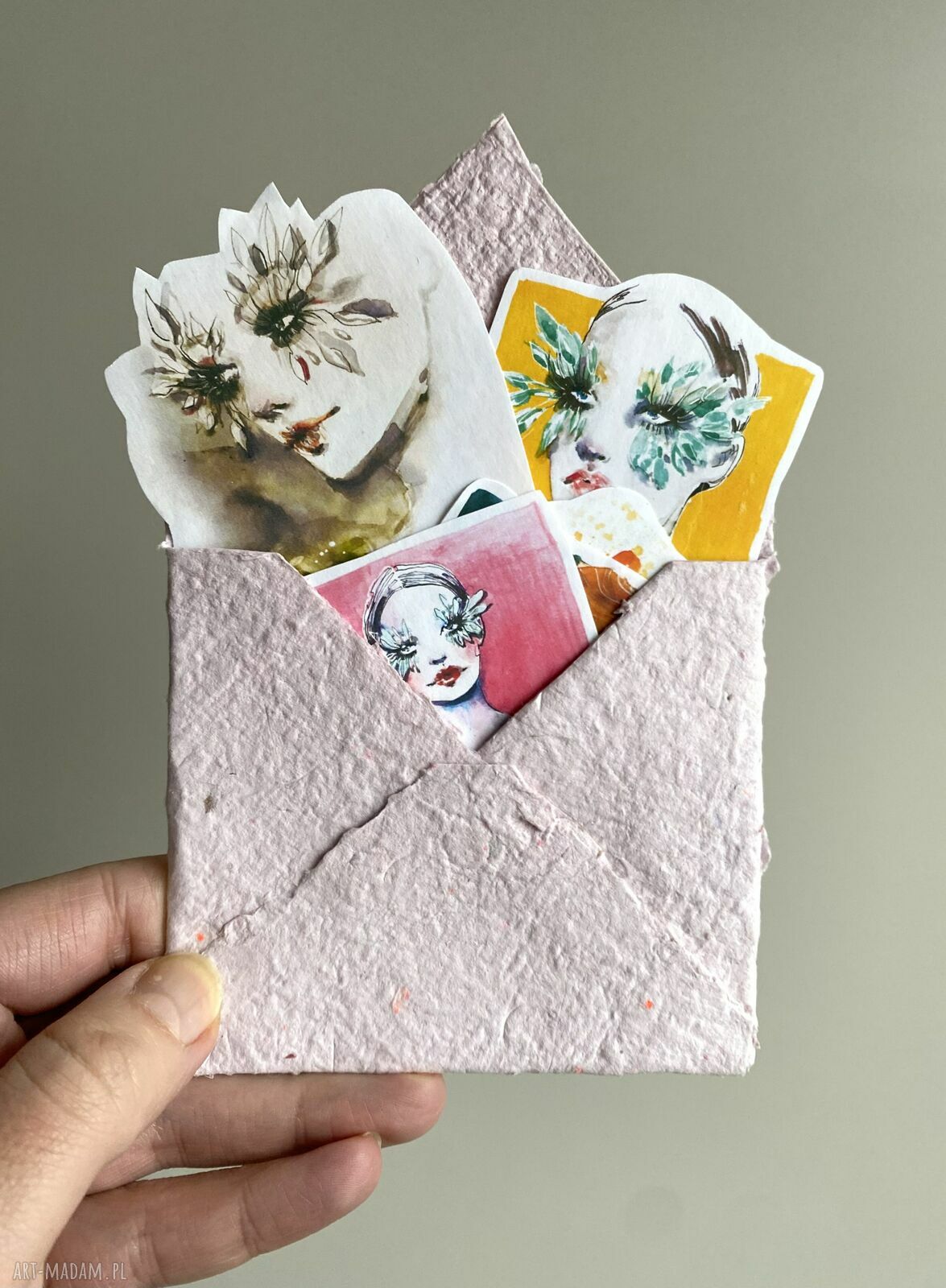 Zestaw 8 naklejek VIBRANT do scrapbooking - ilustracje modowe z kobiecymi portretami w kopercie z papieru czerpanego