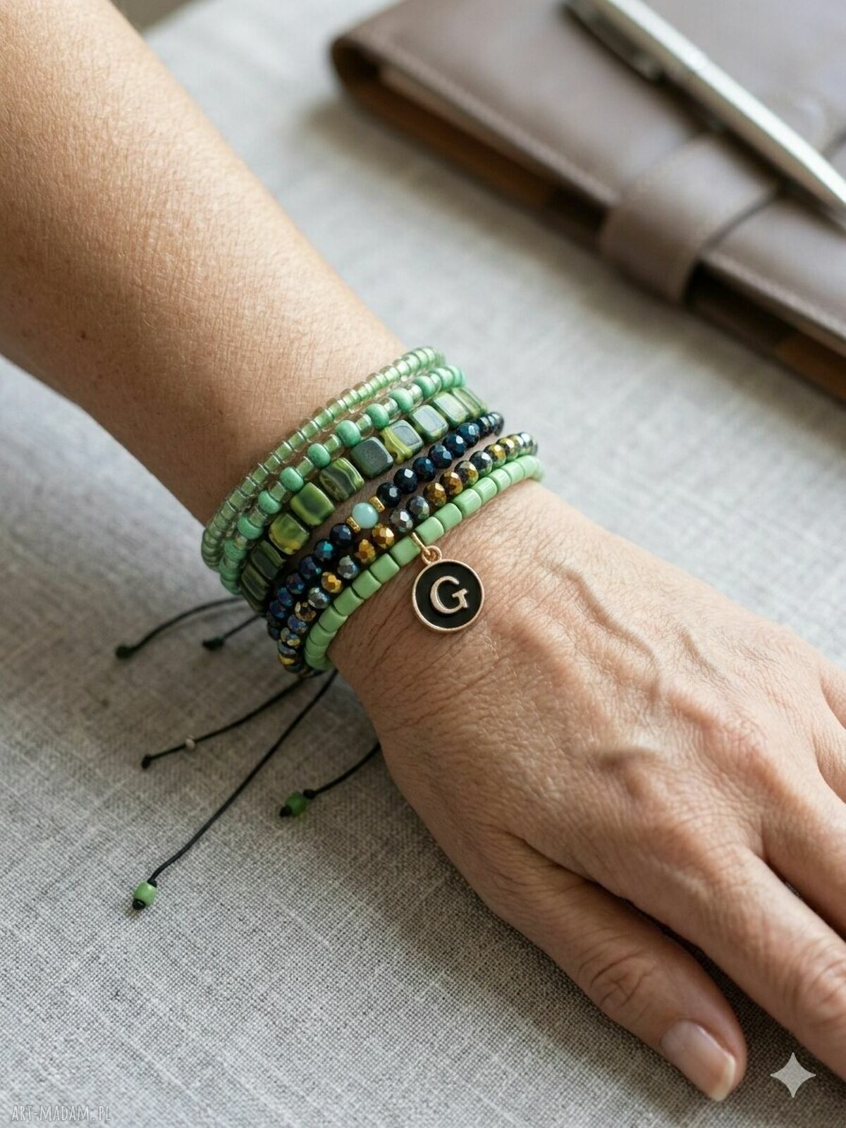 Zestaw 5 bransoletek beaded green z personalizowaną literką