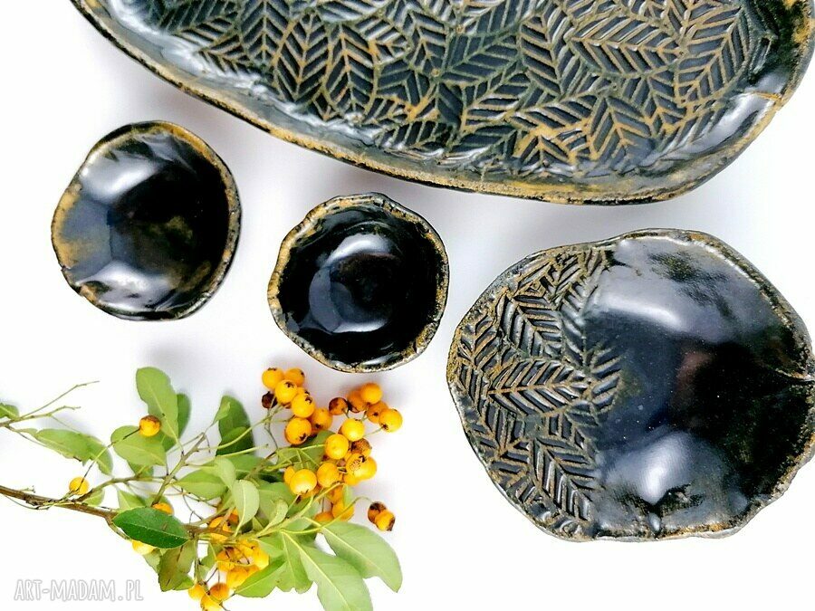 Zestaw ceramiczny: 2 patery i 3 miseczki w butelkowej zieleni
