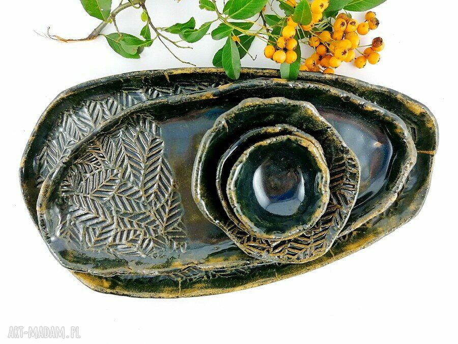 Zestaw ceramiczny: 2 patery i 3 miseczki w butelkowej zieleni