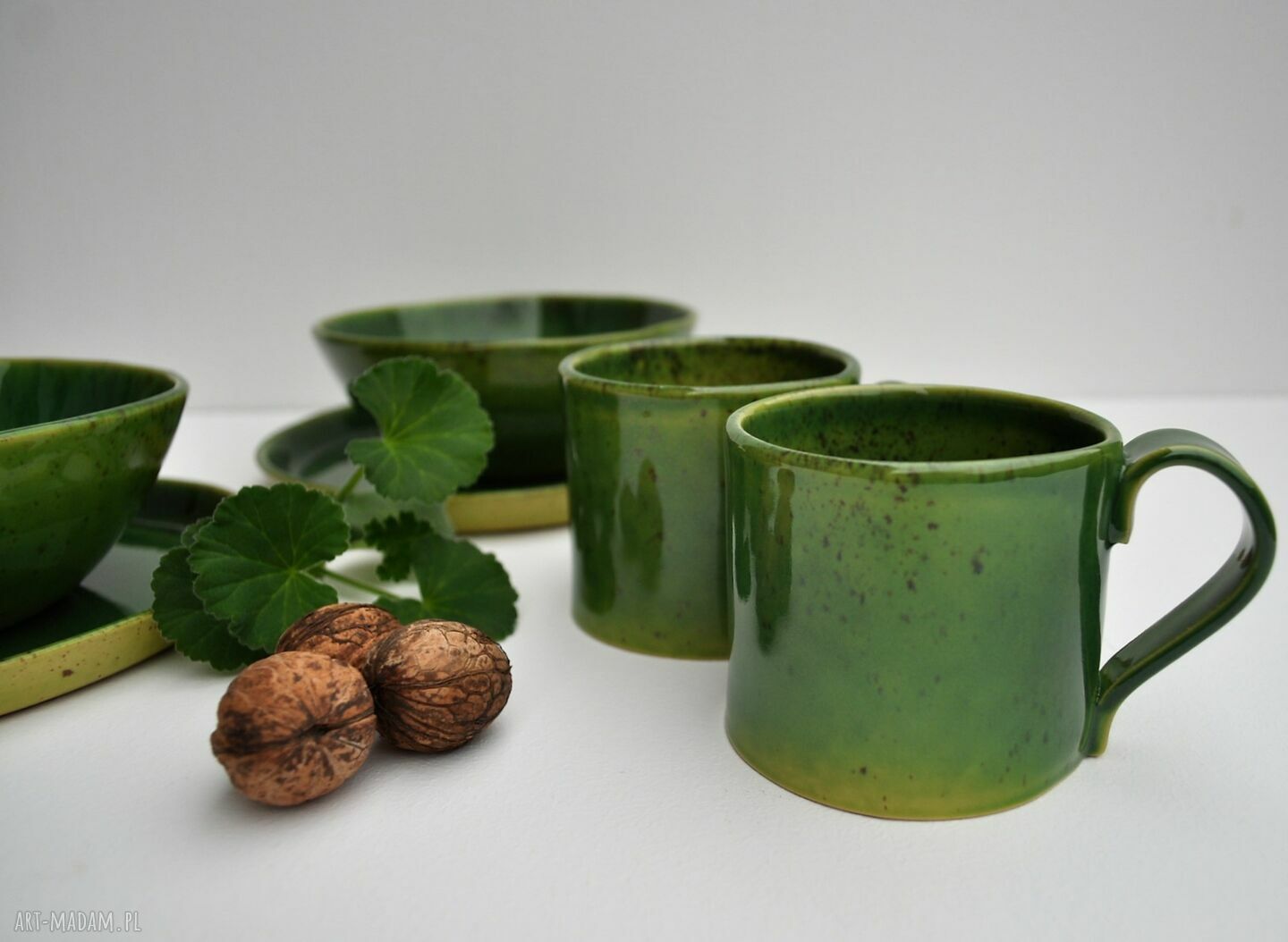 Zestaw ceramiczny dla dwojga: talerz, miseczka i kubeczek-filiżanka