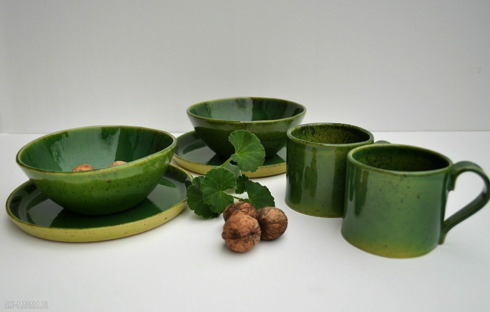 Zestaw ceramiczny dla dwojga: talerz, miseczka i kubeczek-filiżanka