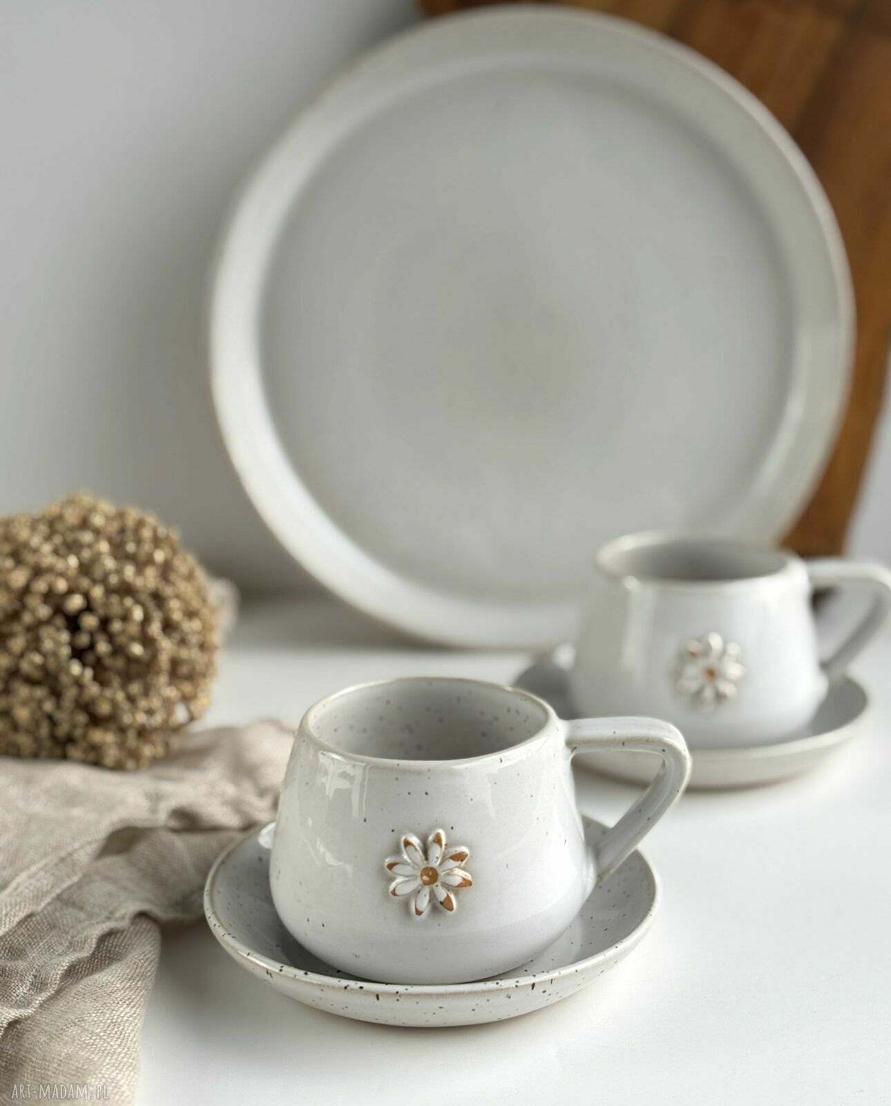 Zestaw dla dwojga Piegi ze stokrotką - białe filiżanki ceramiczne na paterze