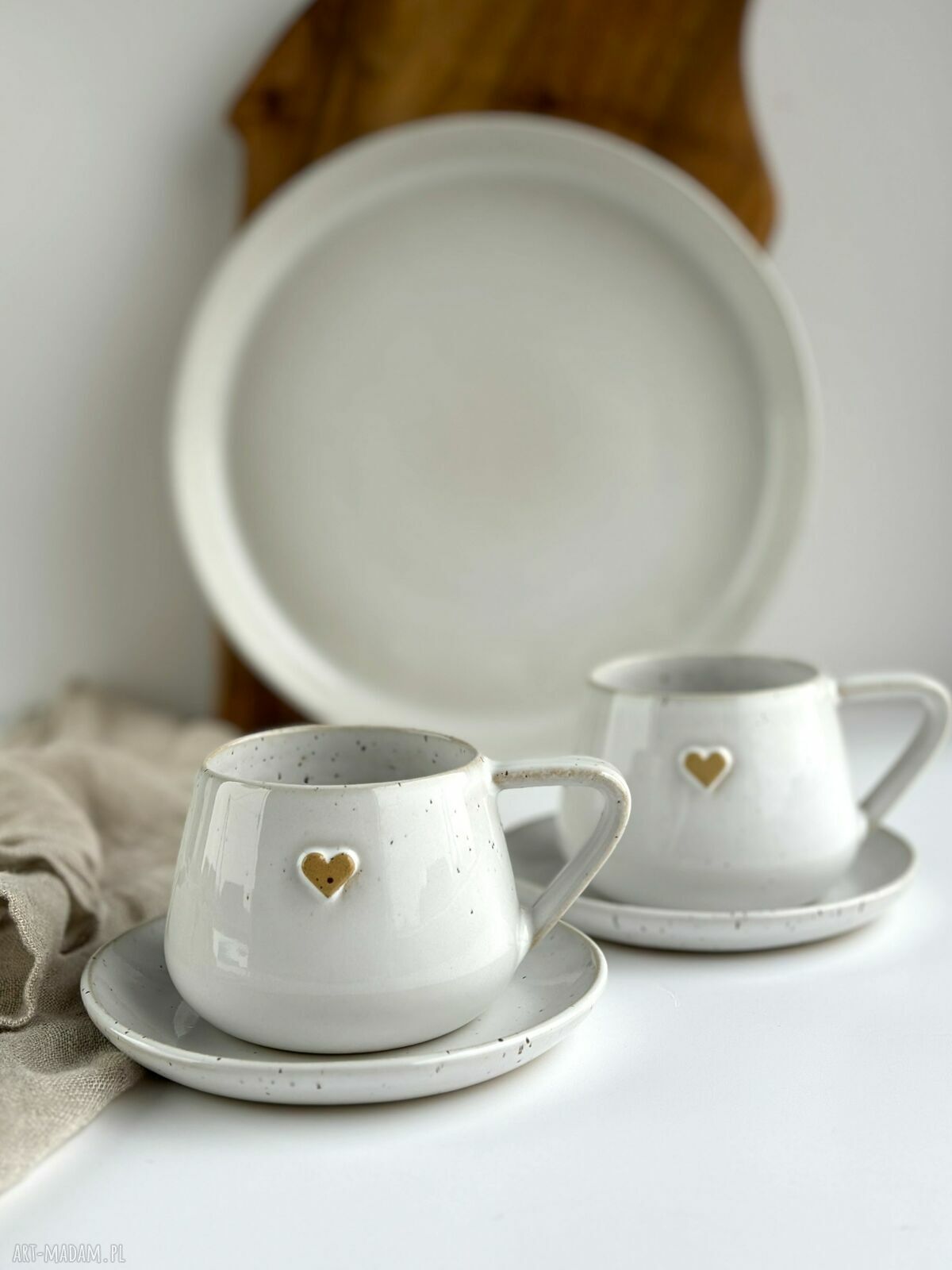 Zestaw dla dwojga - taca-patera i 2 filiżanki ceramiczne z sercem piegi - prezent ślubny
