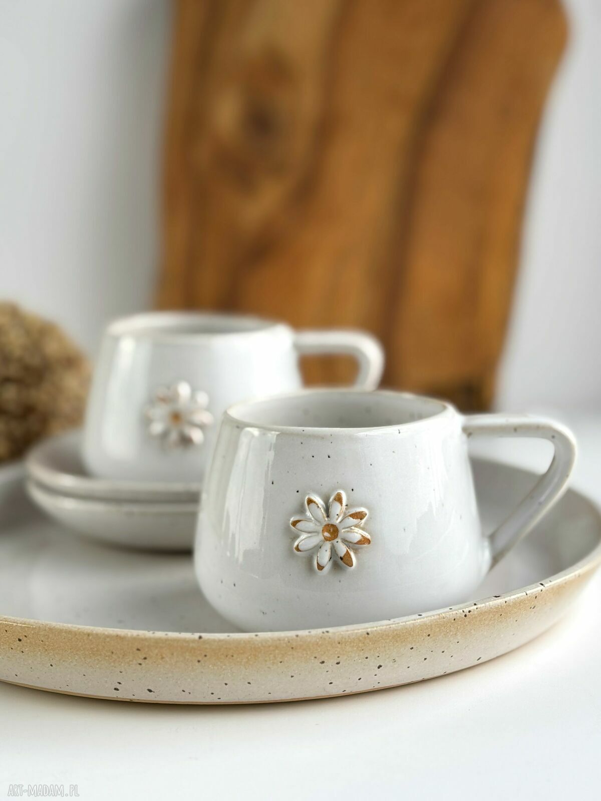 Zestaw dla dwojga Piegi ze stokrotką - białe filiżanki ceramiczne na paterze