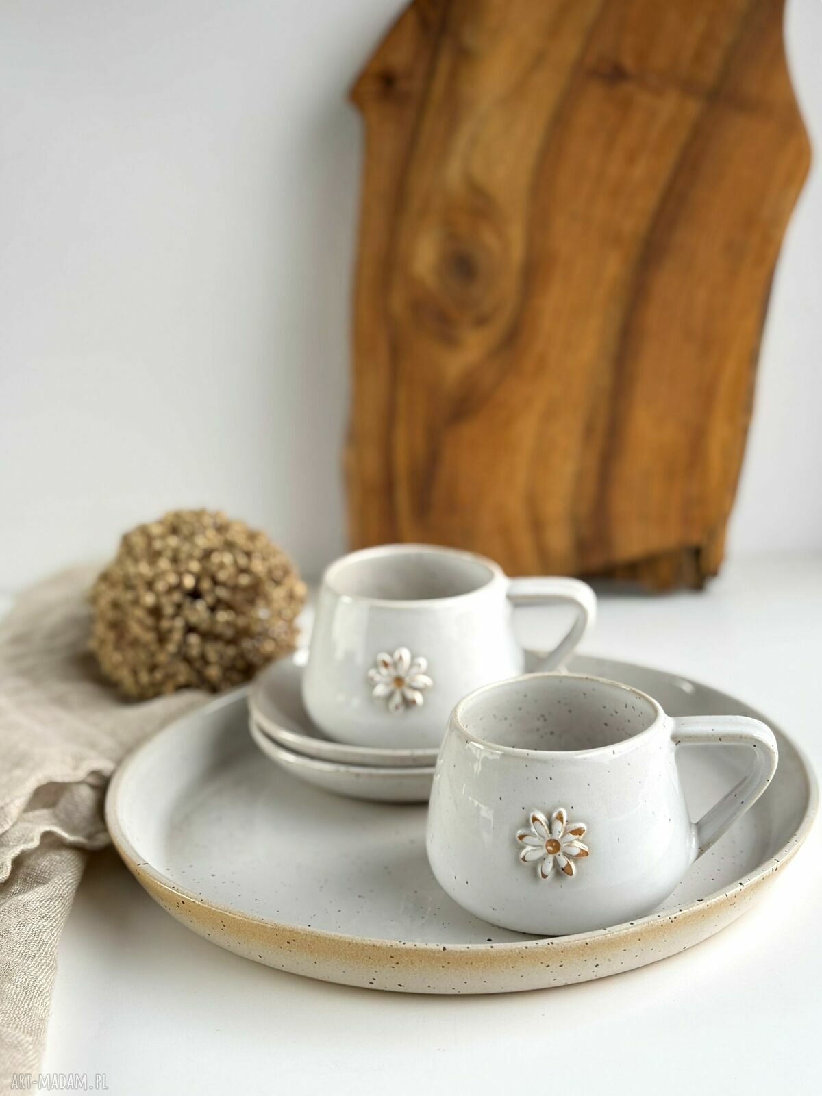 Zestaw dla dwojga Piegi ze stokrotką - białe filiżanki ceramiczne na paterze