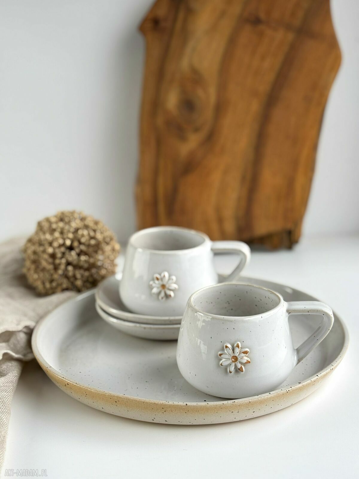 Zestaw dla dwojga Piegi ze stokrotką - białe filiżanki ceramiczne na paterze