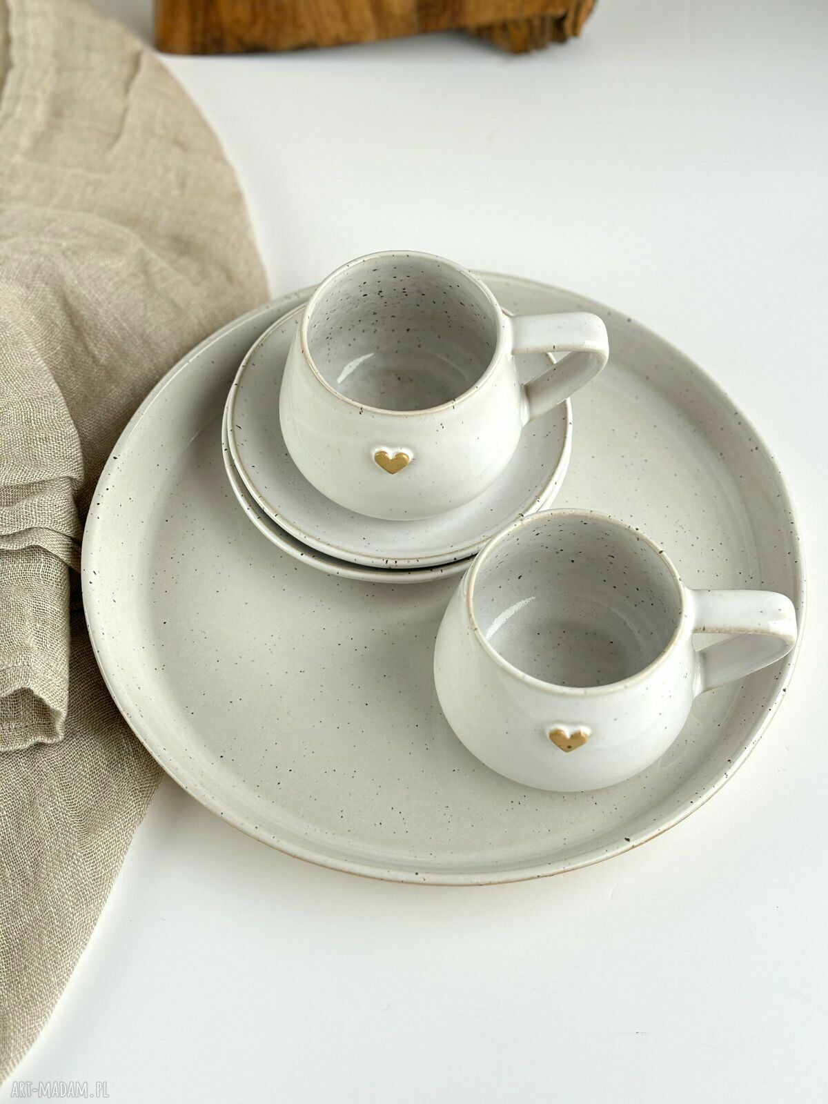 Zestaw dla dwojga - taca-patera i 2 filiżanki ceramiczne z sercem (piegi) - prezent ślubny