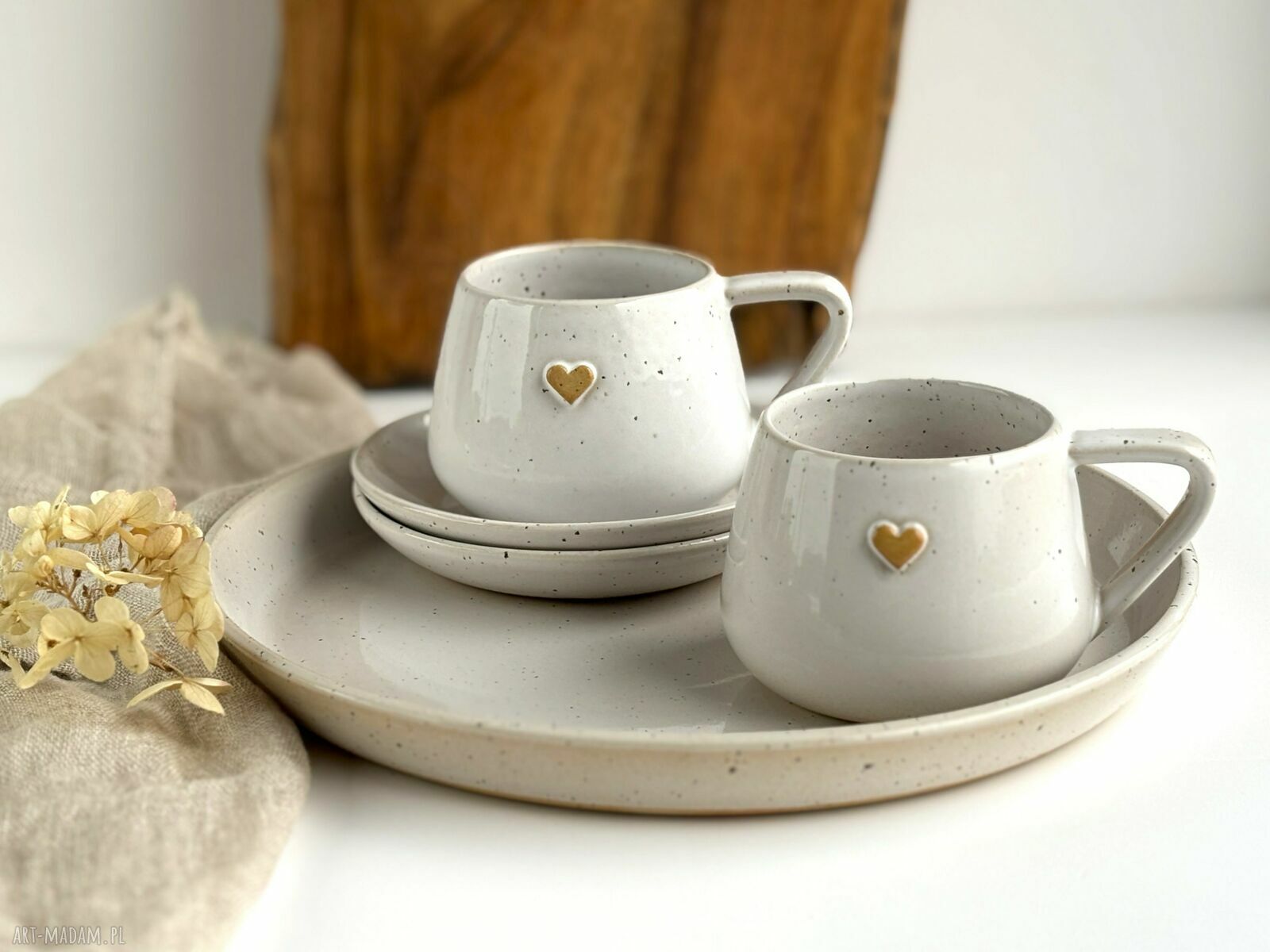 Zestaw dla dwojga - taca-patera i 2 filiżanki ceramiczne z sercem (piegi) - prezent ślubny