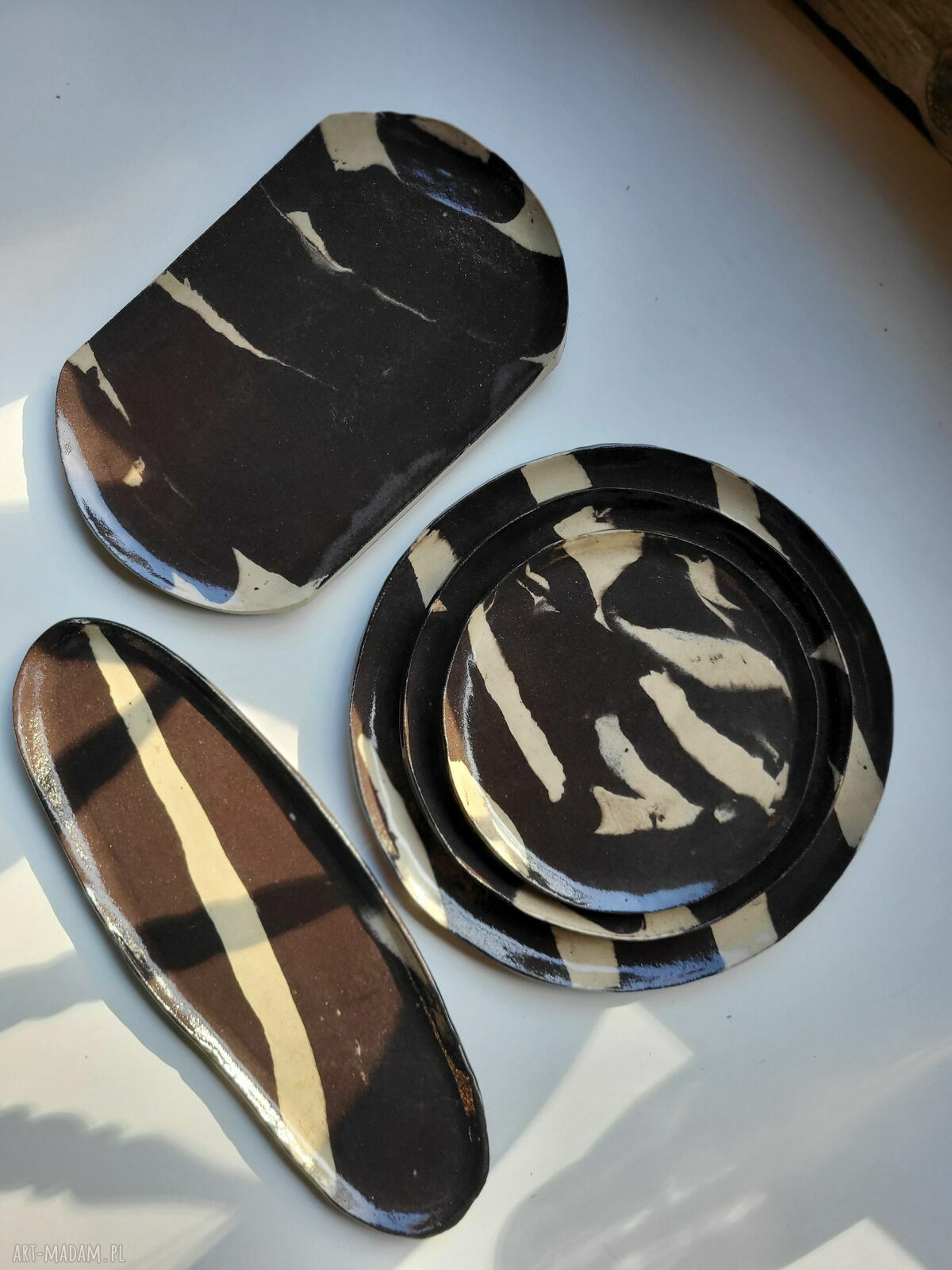 Ręcznie formowany zestaw do serwowania na prezent - ceramiczne talerze i patery