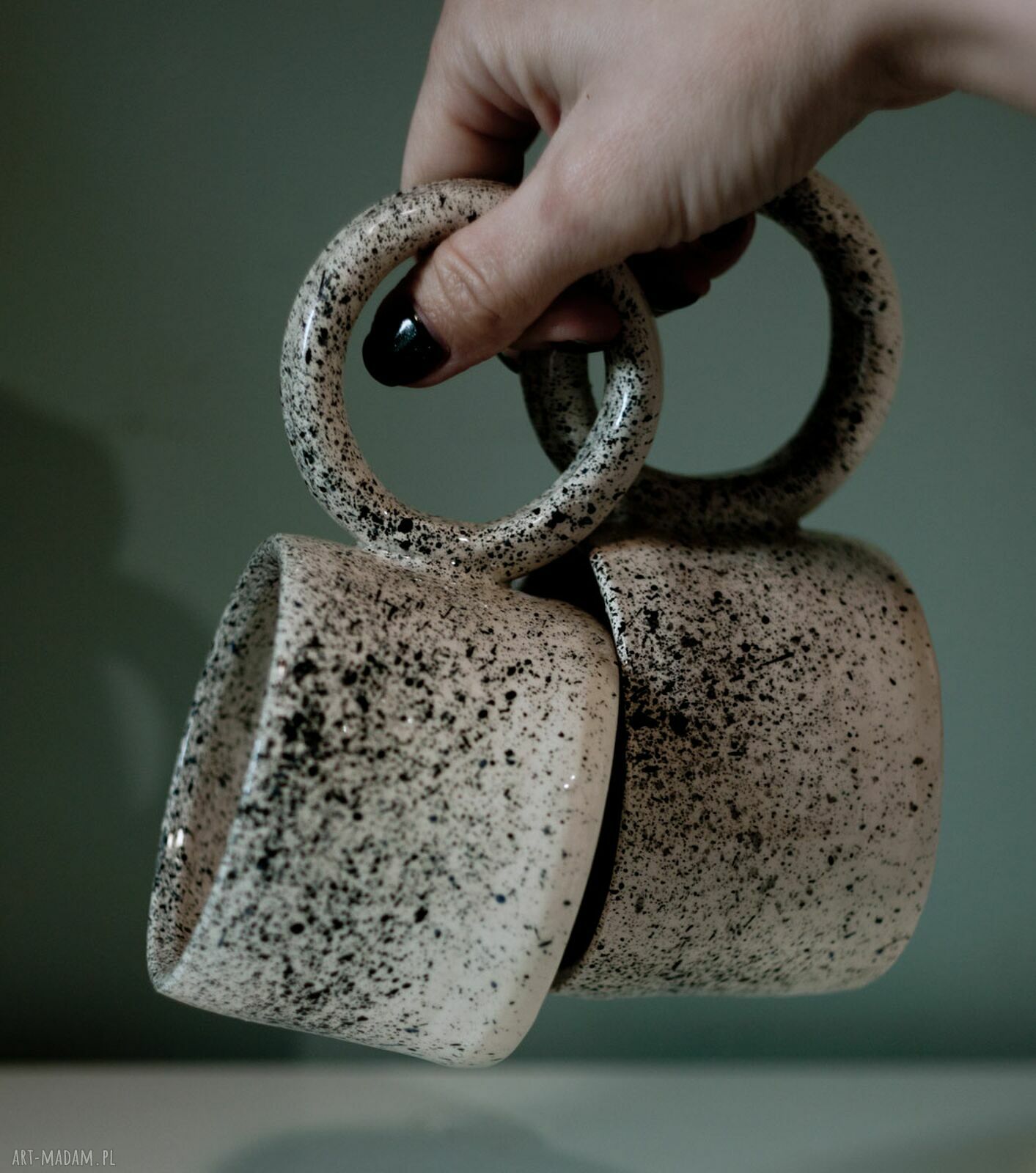 Zestaw dwóch kubków ceramicznych z dużym uchem - nakrapiane kleksy