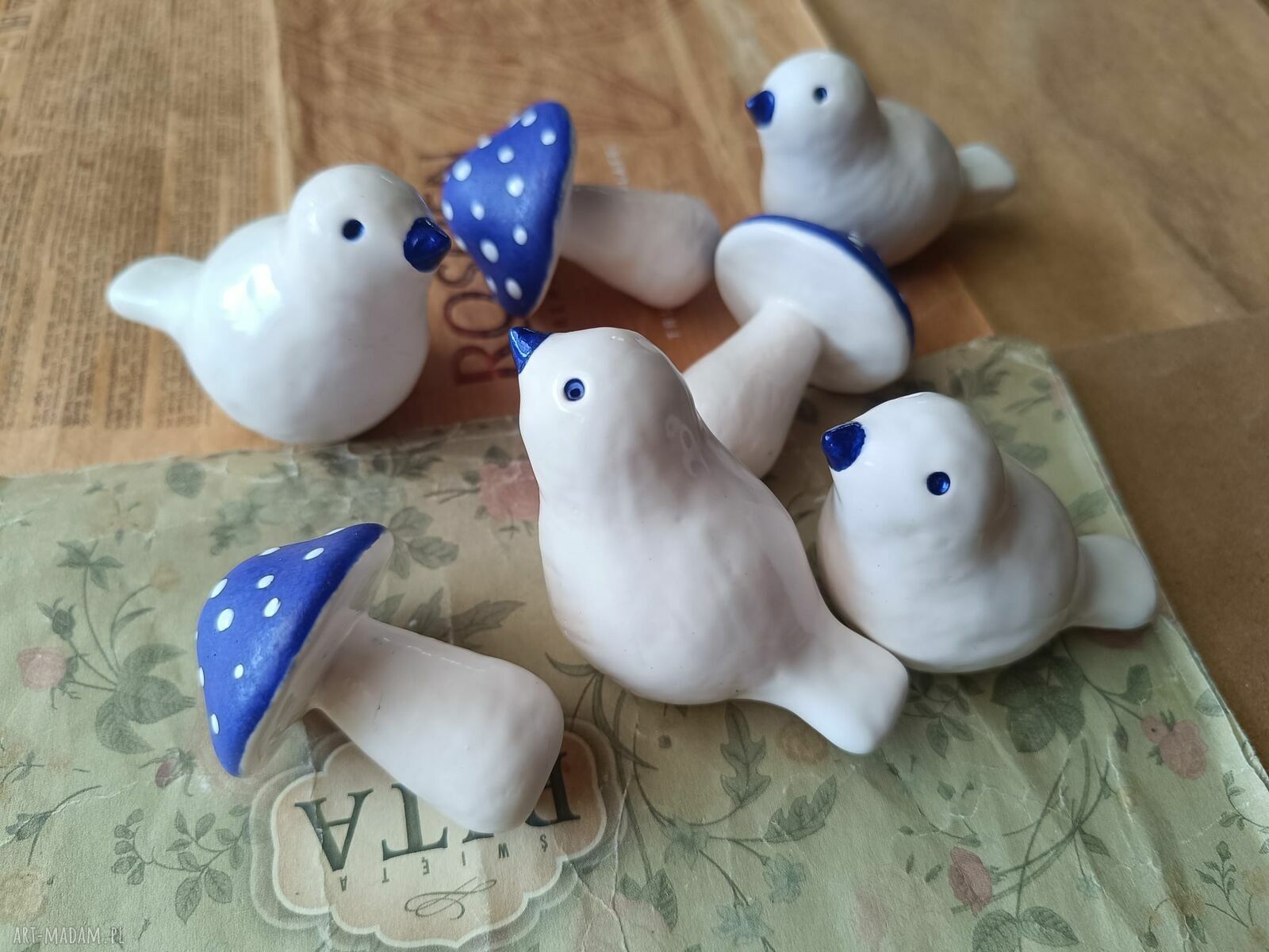 Zestaw ceramicznych grzybków i ptaszków