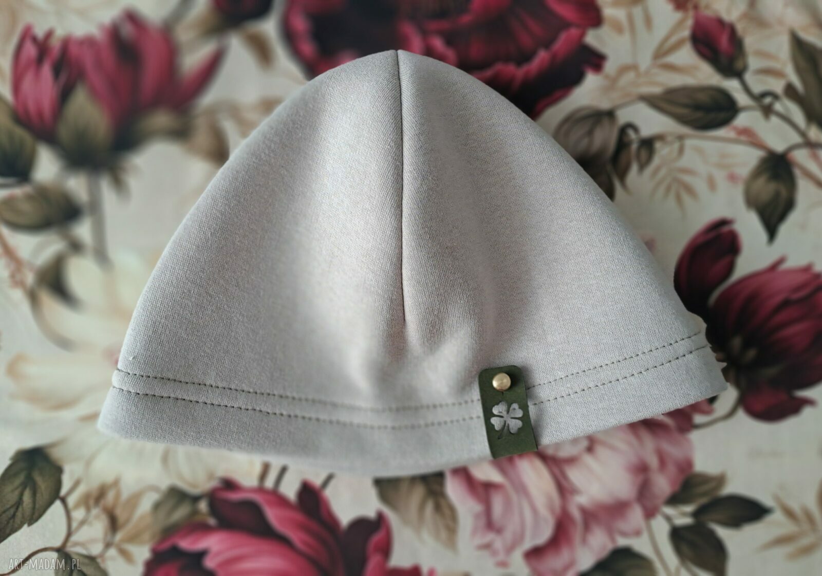Beżowy zestaw handmade: komin, mitenki i czapka na chłodne dni
