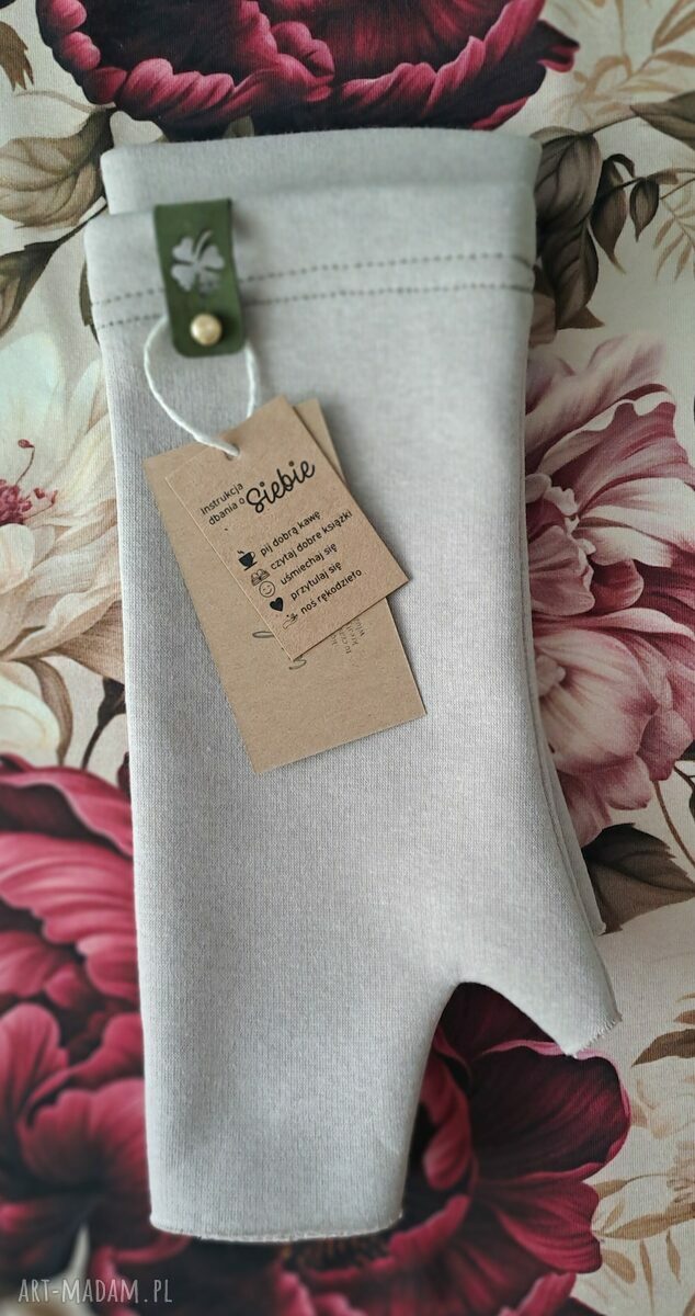 Beżowy zestaw handmade: komin, mitenki i czapka na chłodne dni