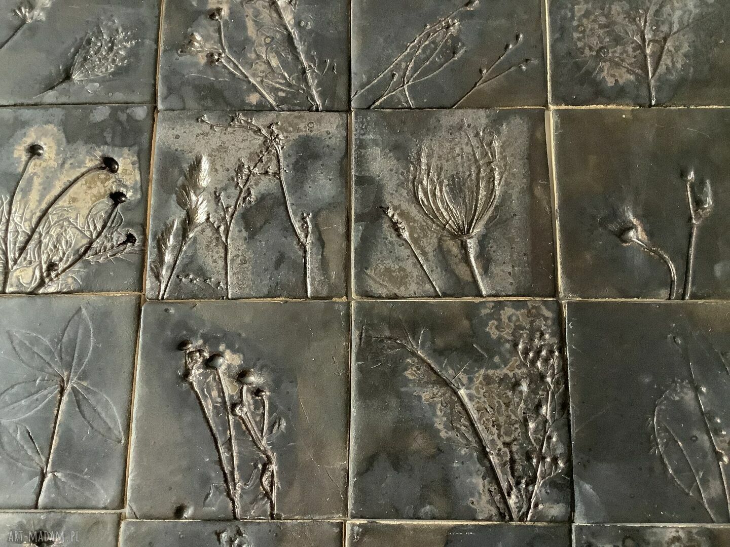 Zestaw kafli ceramicznych „Nocny Ogród” - panel ścienny z roślinami i antycznym złotem