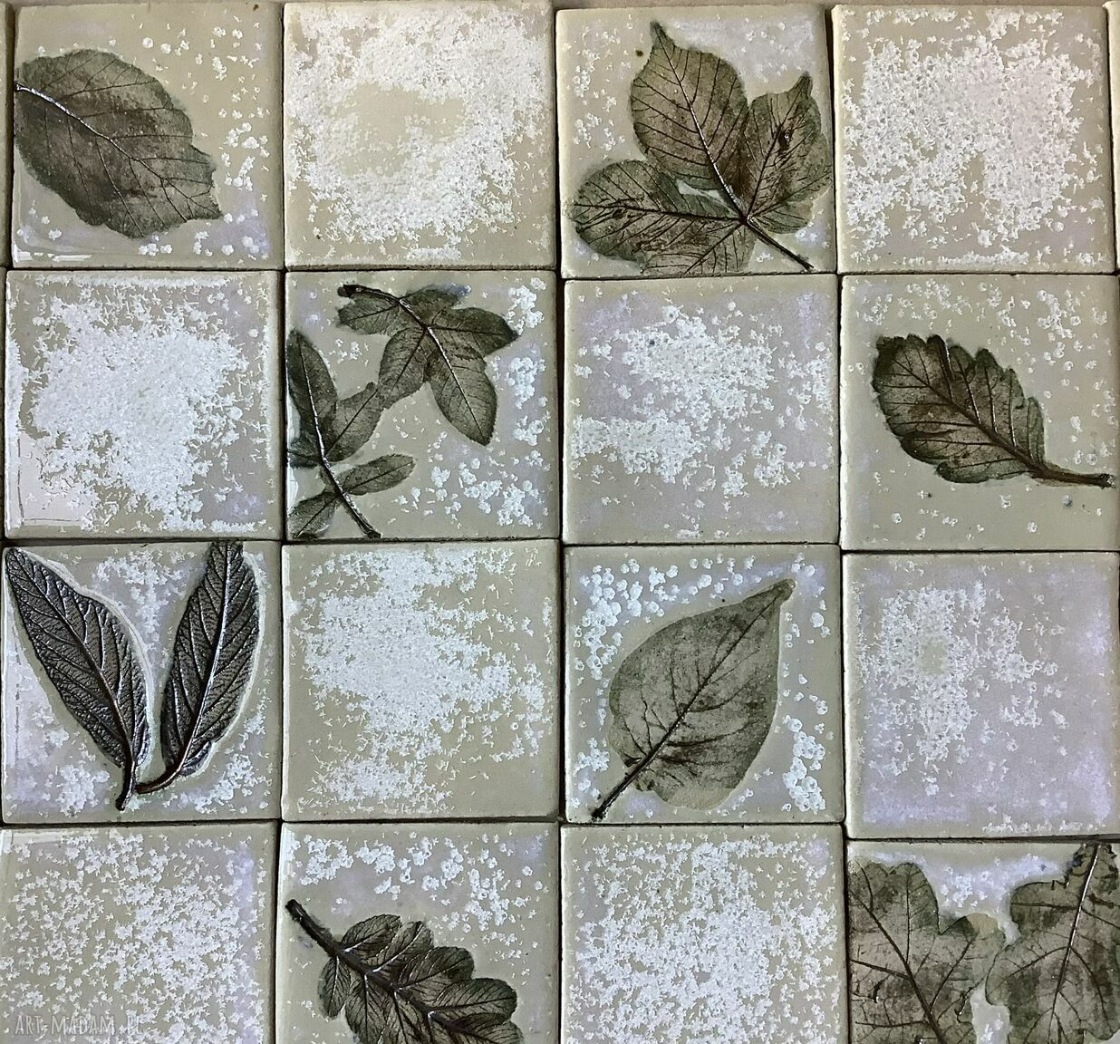 Panel ścienny z kafli ceramicznych „Porcelanowe liście” - ręcznie robiony zestaw