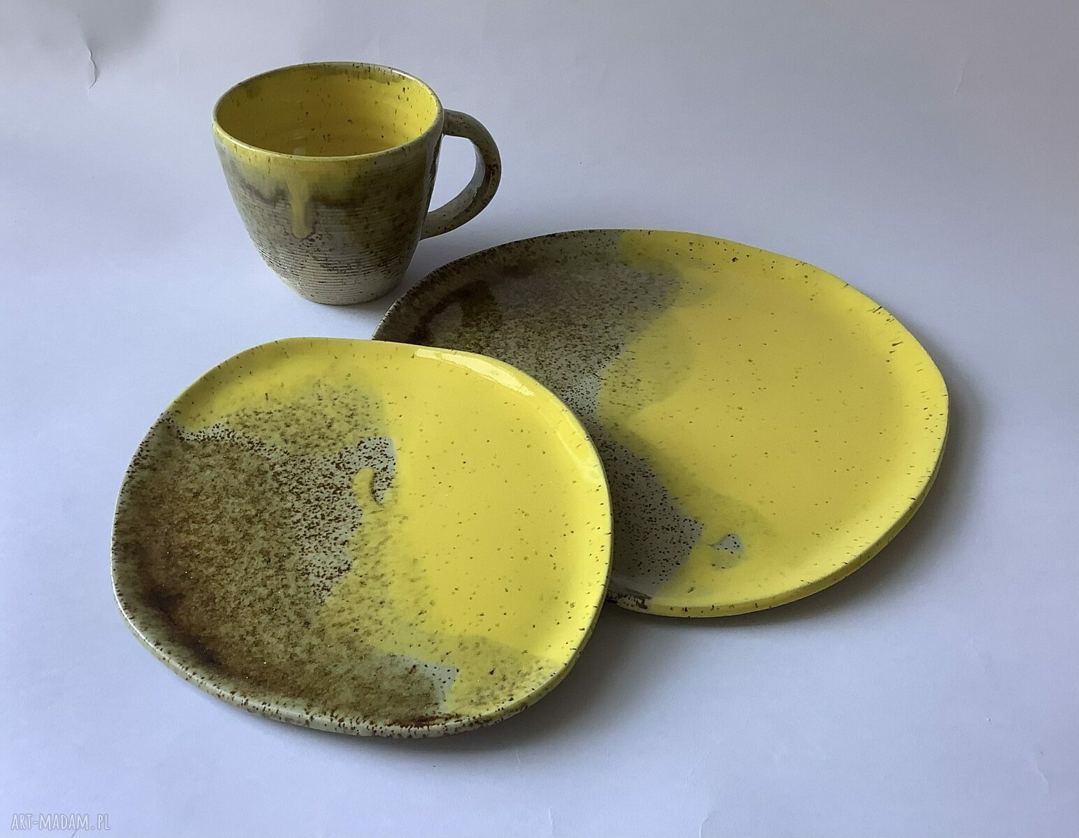 Ręcznie robiony zestaw śniadaniowo-obiadowy w żółto-beżowej ceramice