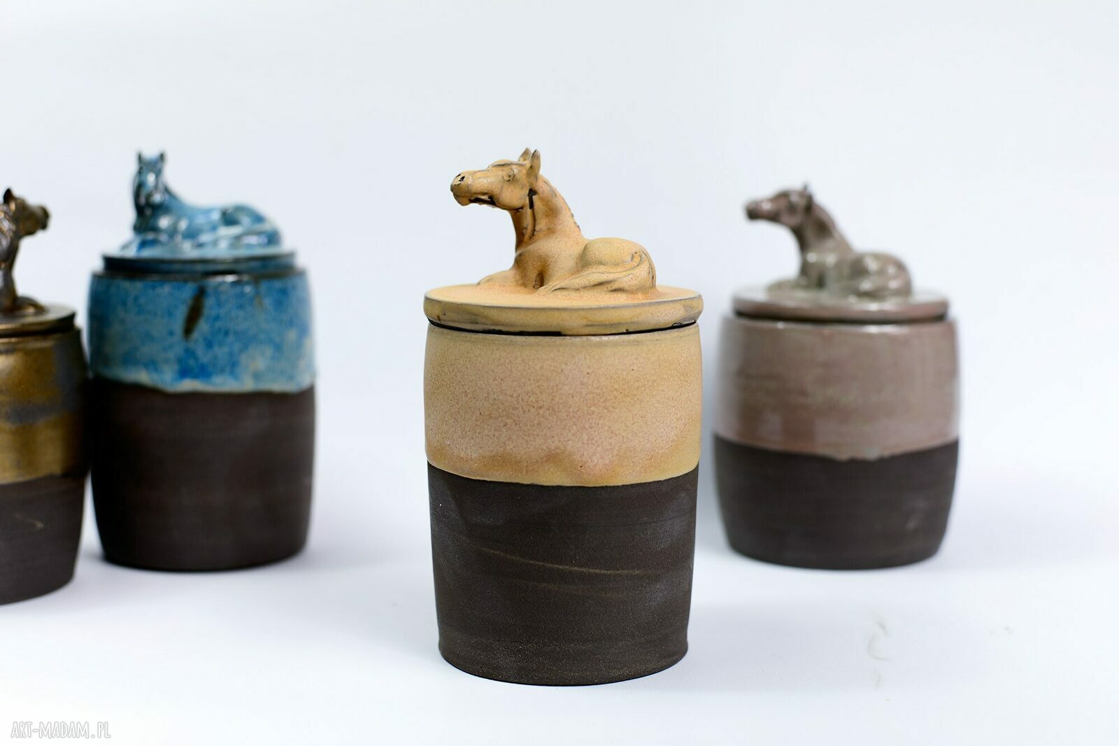 Zestaw ceramiczny pojemnik z figurką konia i talerz beżowo-czekoladowy 23 cm