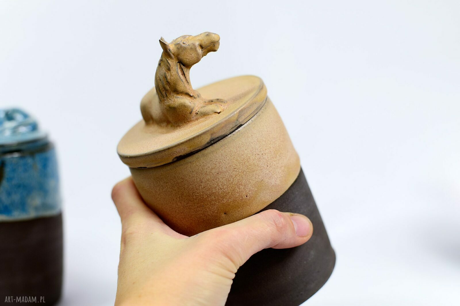 Zestaw ceramiczny pojemnik z figurką konia i talerz beżowo-czekoladowy 23 cm