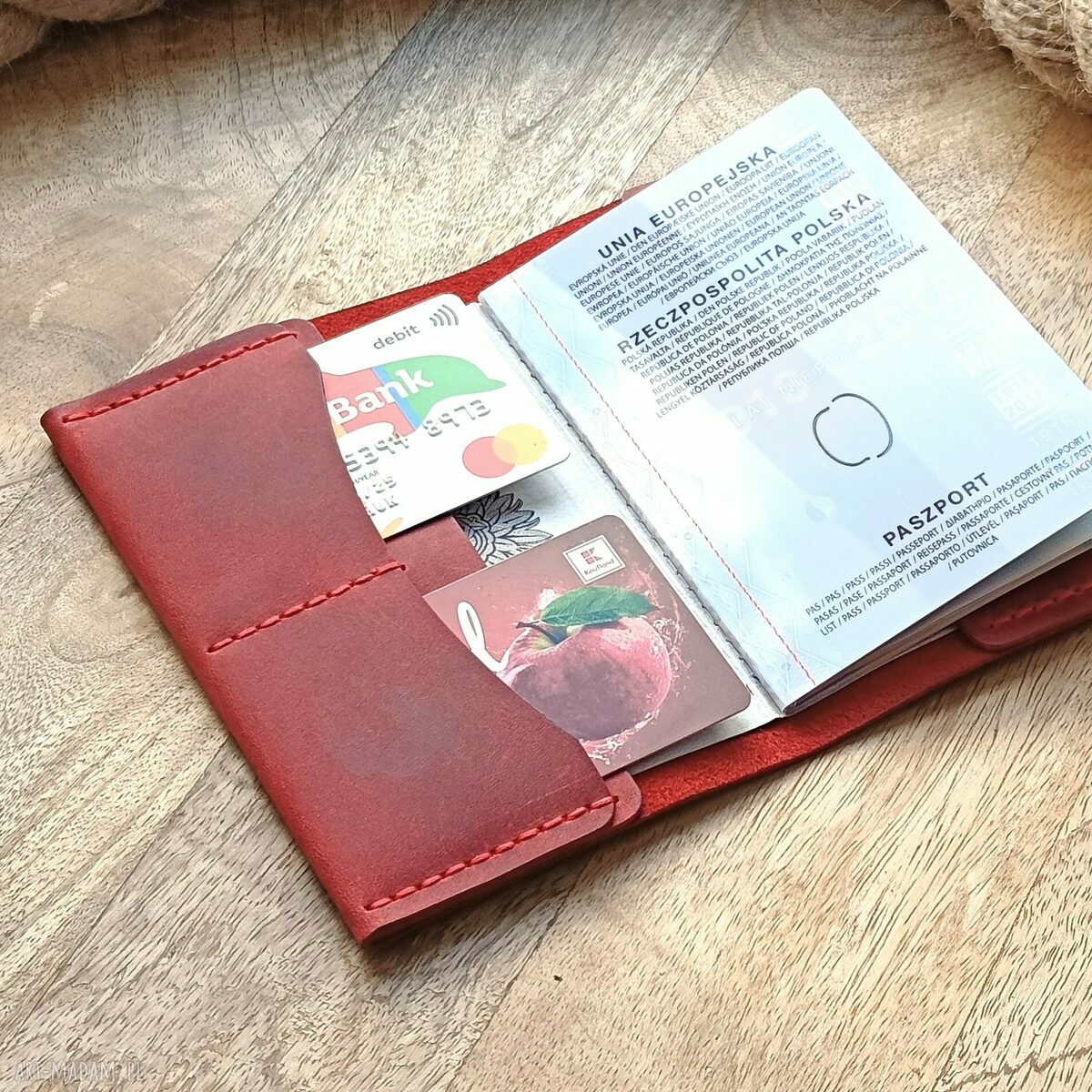 Skórzany zestaw podróżny: etui na paszport i zawieszka na walizkę z grawerem