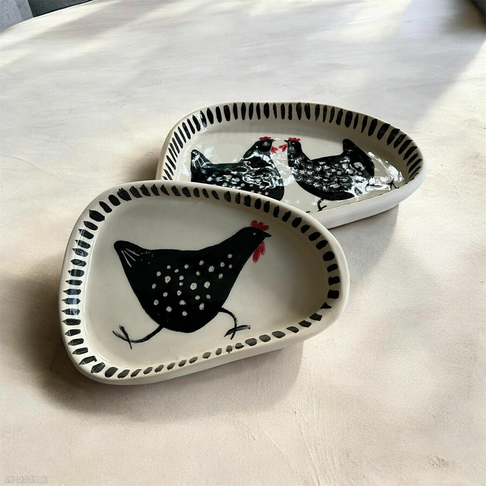 Zestaw ręcznie robionych talerzy ceramicznych z czarną kurką
