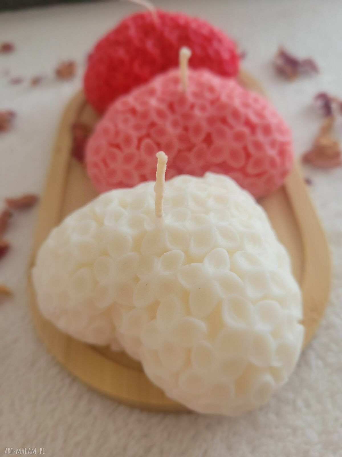 Romantyczny zestaw upominkowy świec sojowych handmade - serca na drewnianej tacy