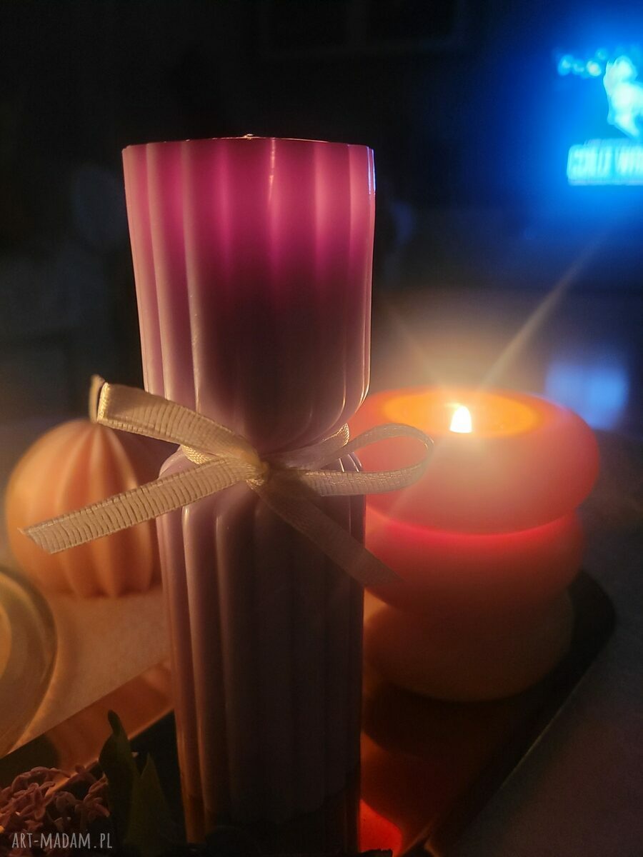 Różowy zestaw świec sojowych handmade na drewnianej tacy