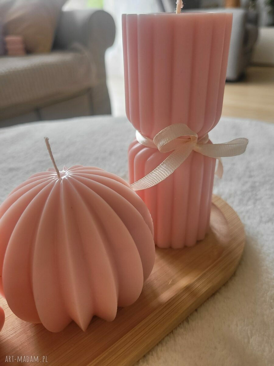 Różowy zestaw świec sojowych handmade na drewnianej tacy