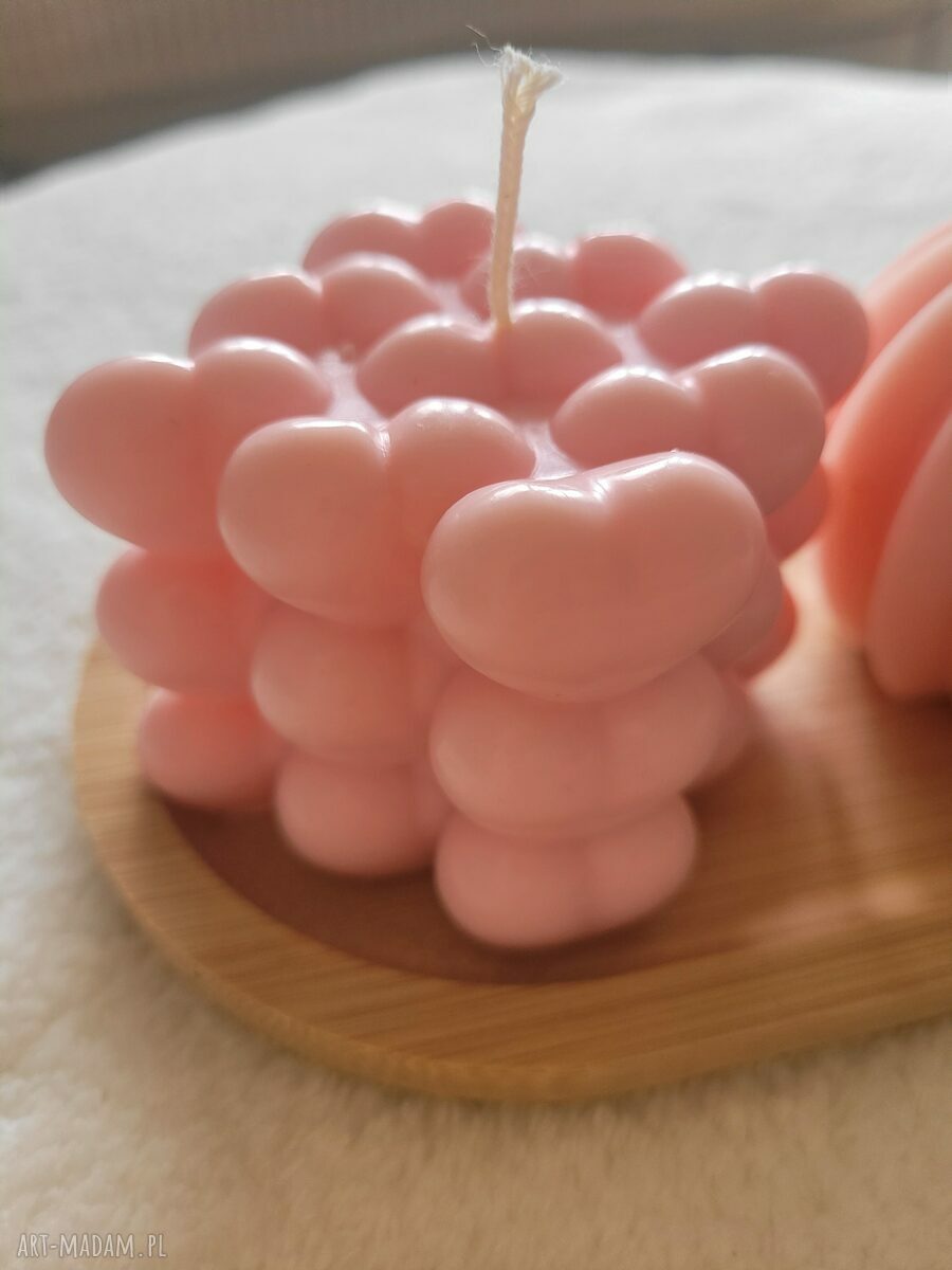 Różowy zestaw świec sojowych handmade na drewnianej tacy