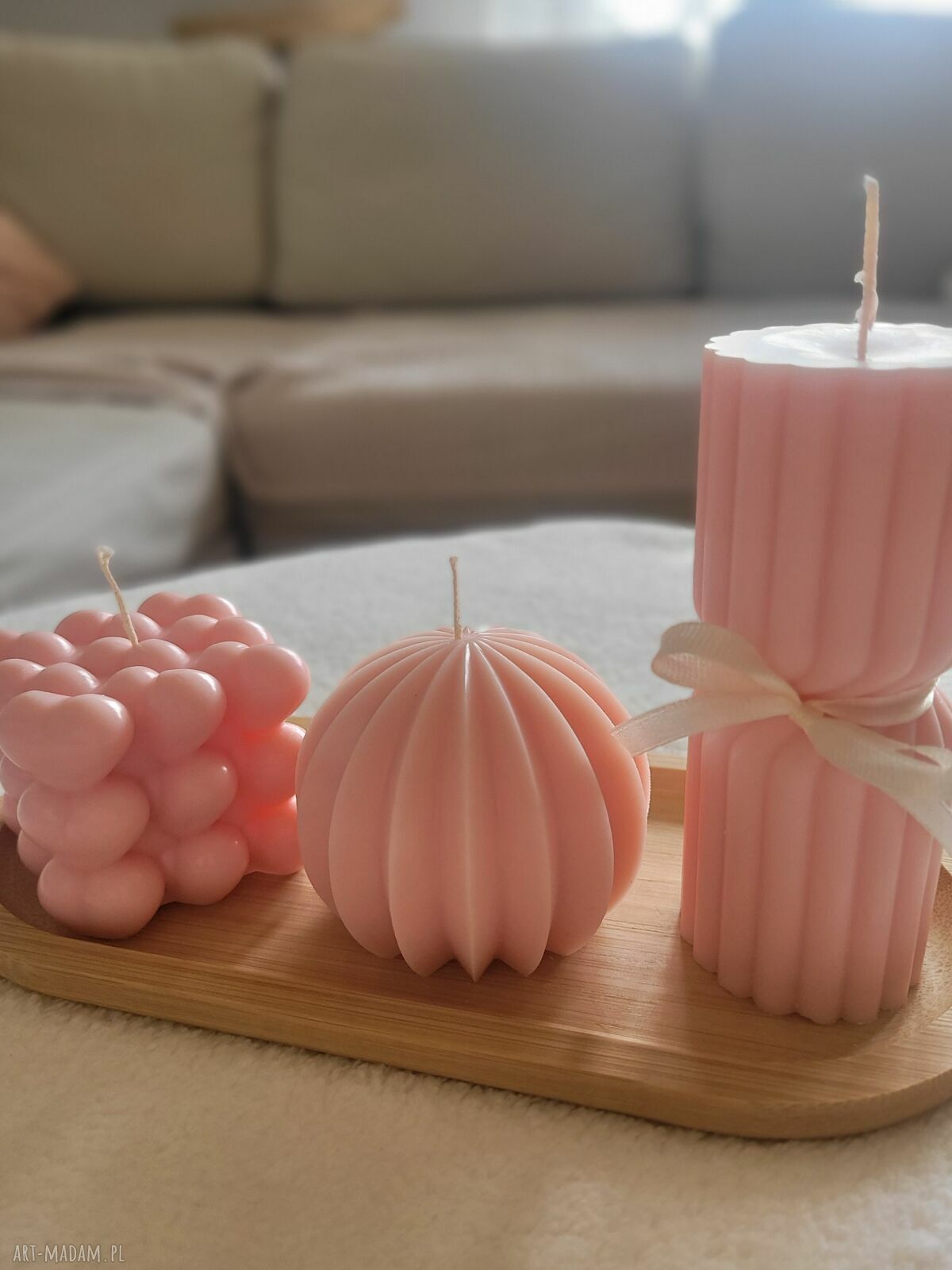 Różowy zestaw świec sojowych handmade na drewnianej tacy