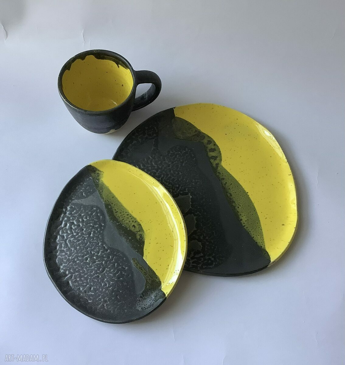 Zestaw śniadaniowo-obiadowy z czarno-żółtej ceramiki handmade - duży talerz, talerzyk i kubek 350 ml