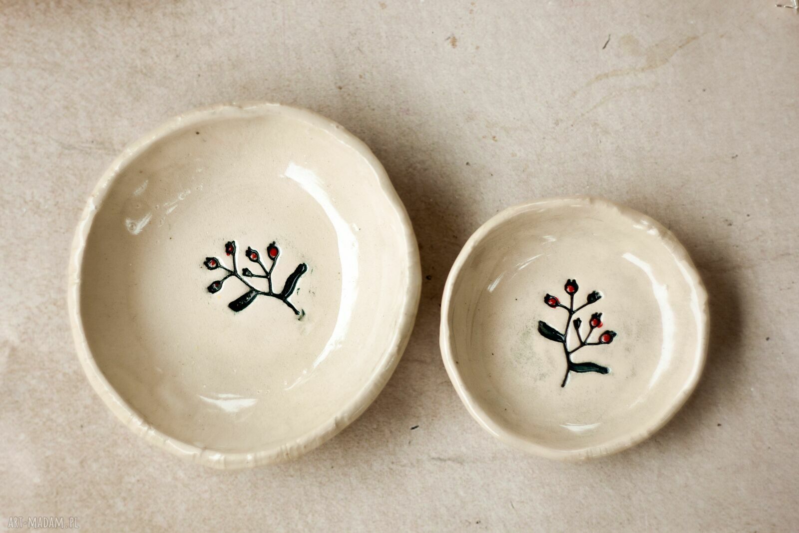 Zestaw dwóch ceramicznych miseczek na biżuterię - białe spodeczki