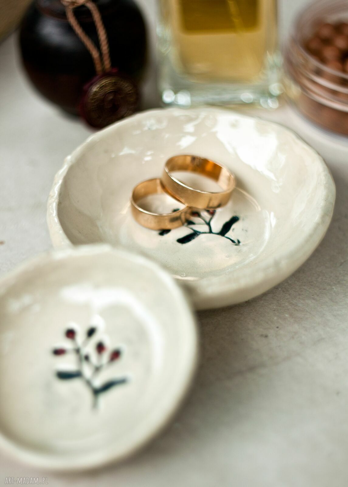 Zestaw dwóch ceramicznych miseczek na biżuterię - białe spodeczki
