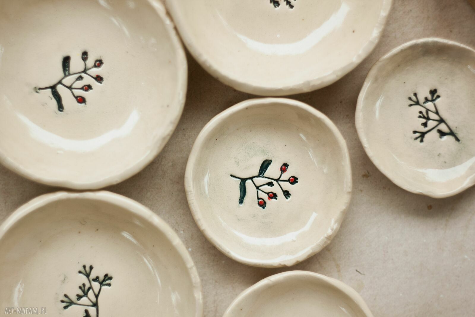 Zestaw dwóch ceramicznych miseczek na biżuterię - białe spodeczki