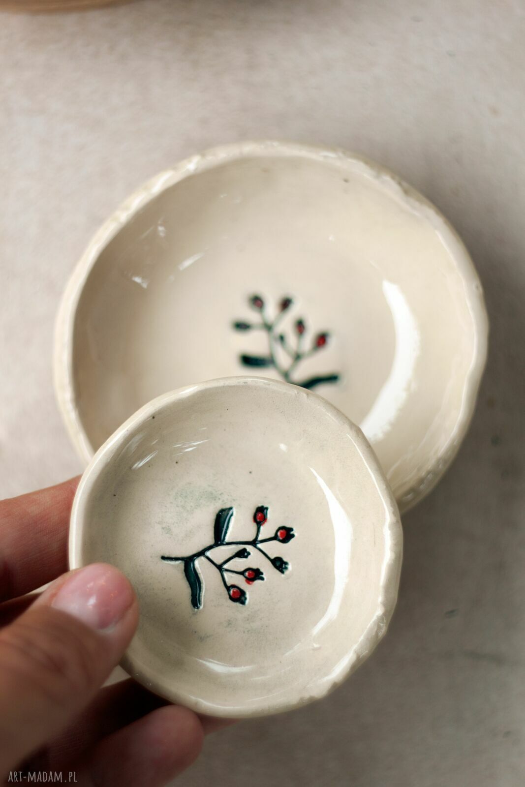 Zestaw dwóch ceramicznych miseczek na biżuterię - białe spodeczki