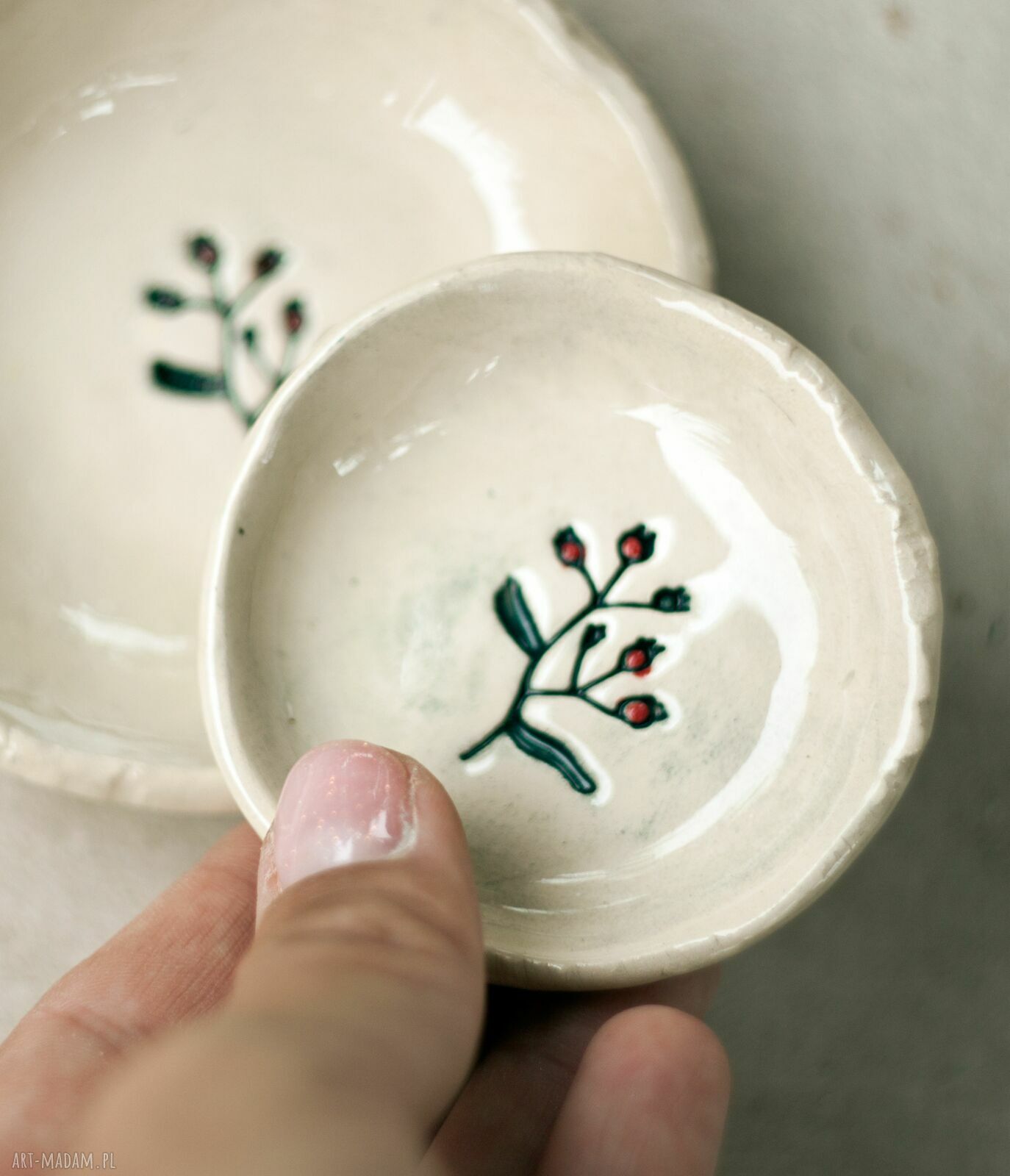 Zestaw dwóch ceramicznych miseczek na biżuterię - białe spodeczki