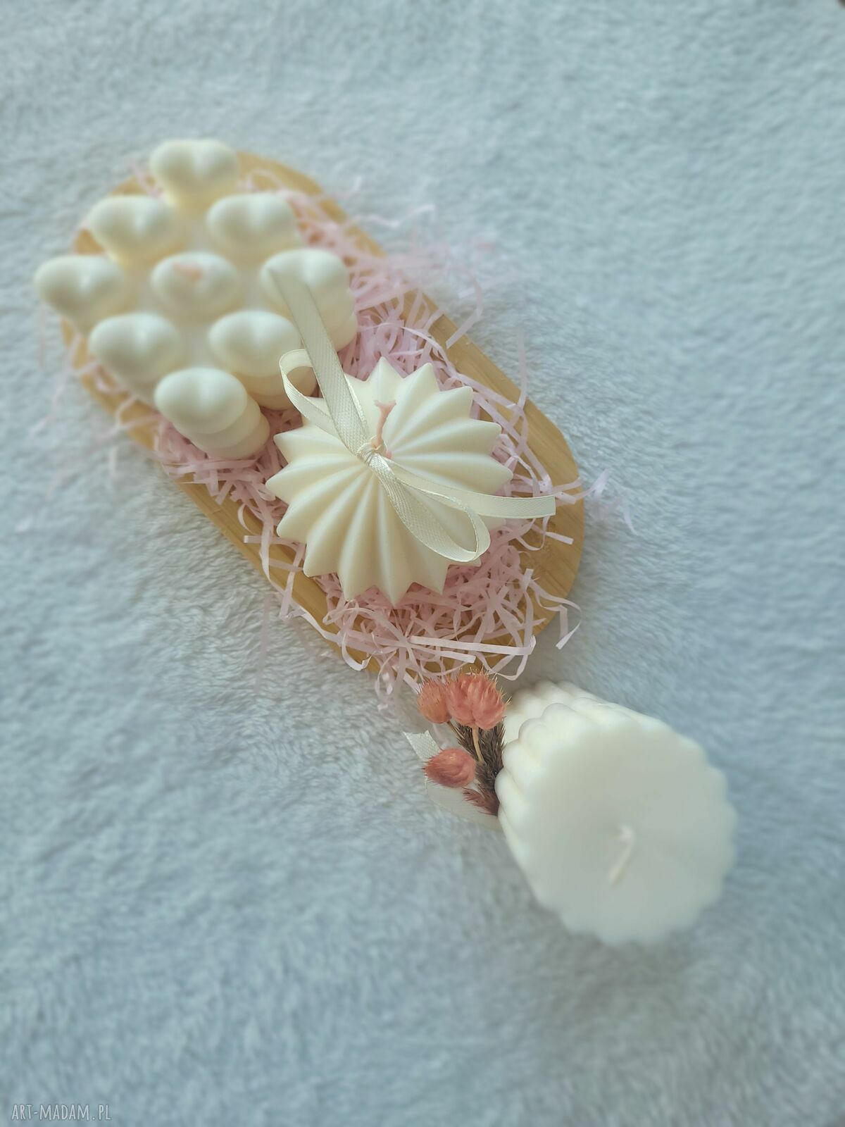 Zestaw upominkowy świec sojowych handmade na drewnianej tacce