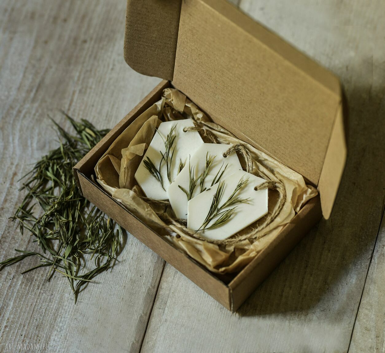 Zestaw 3 zawieszek zapachowych do szafy Bergamota i Ylang-Ylang - wosk sojowy i olejki eteryczne