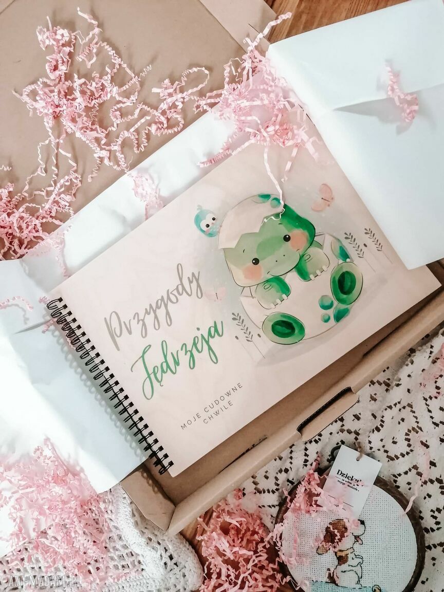 Zestaw prezentowy dla chłopca - personalizowany kuferek wspomnień i album na chrzest, roczek i narodziny