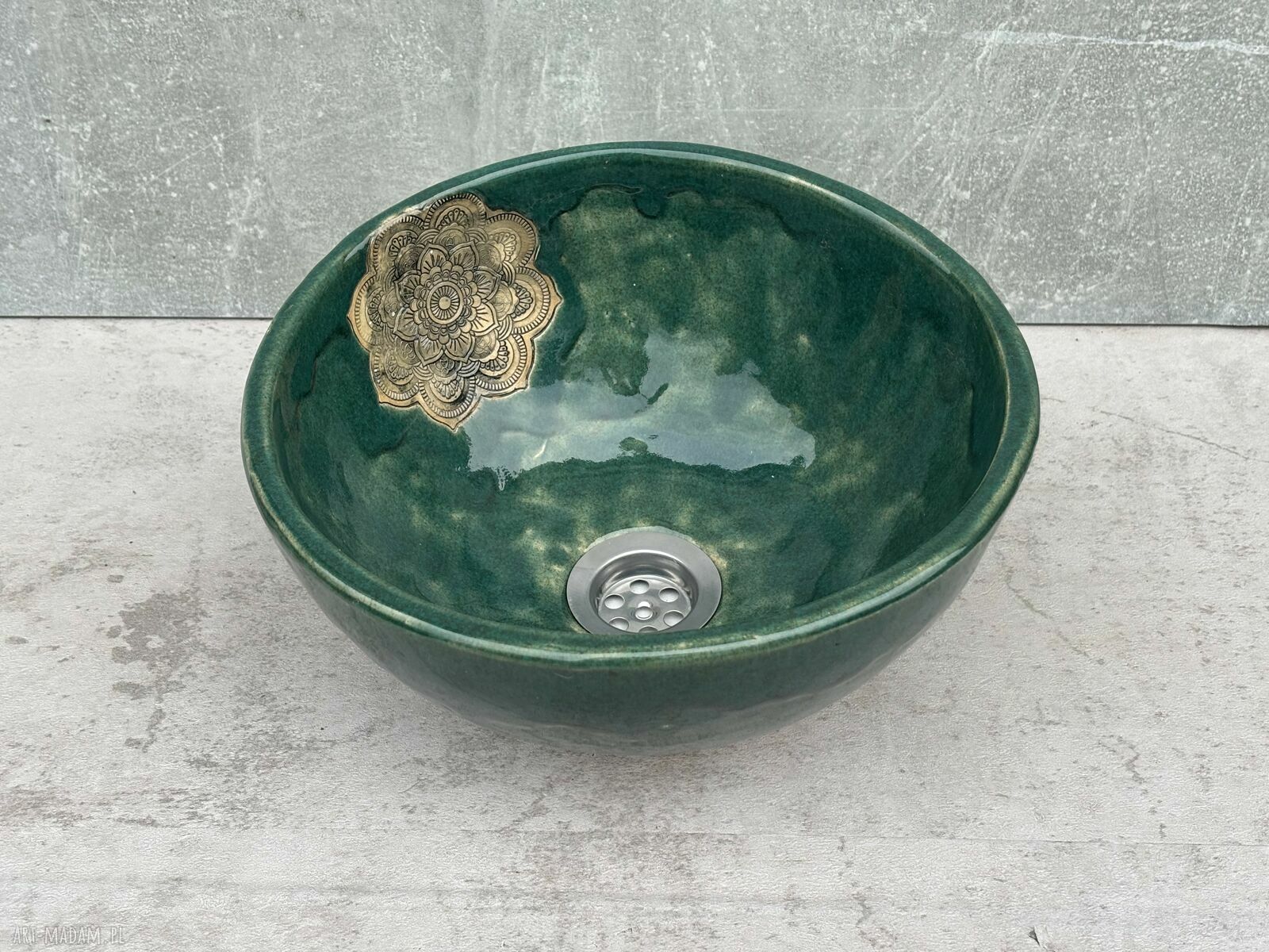 Zielona ceramiczna umywalka handmade w stylu boho z ozdobną mandalą