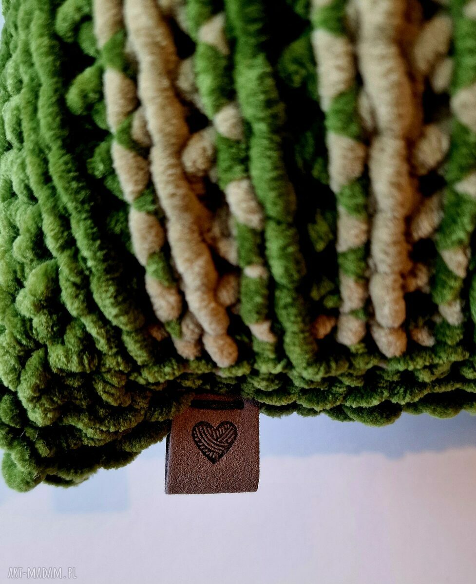 Zielona poduszka ozdobna 40x40 z beżowymi paskami - szydełkowe handmade