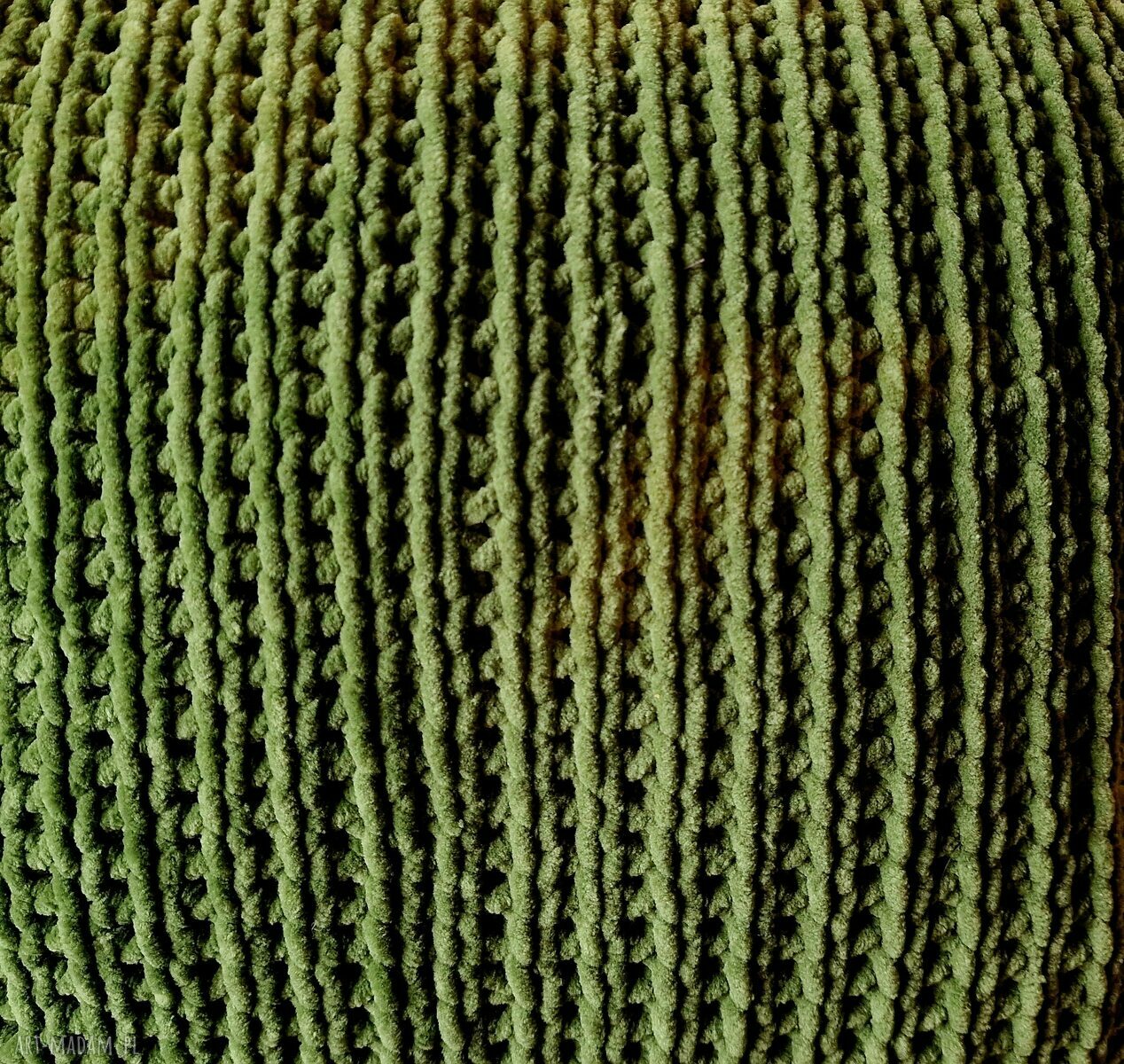Zielona poduszka ozdobna 40x40 z beżowymi paskami - szydełkowe handmade