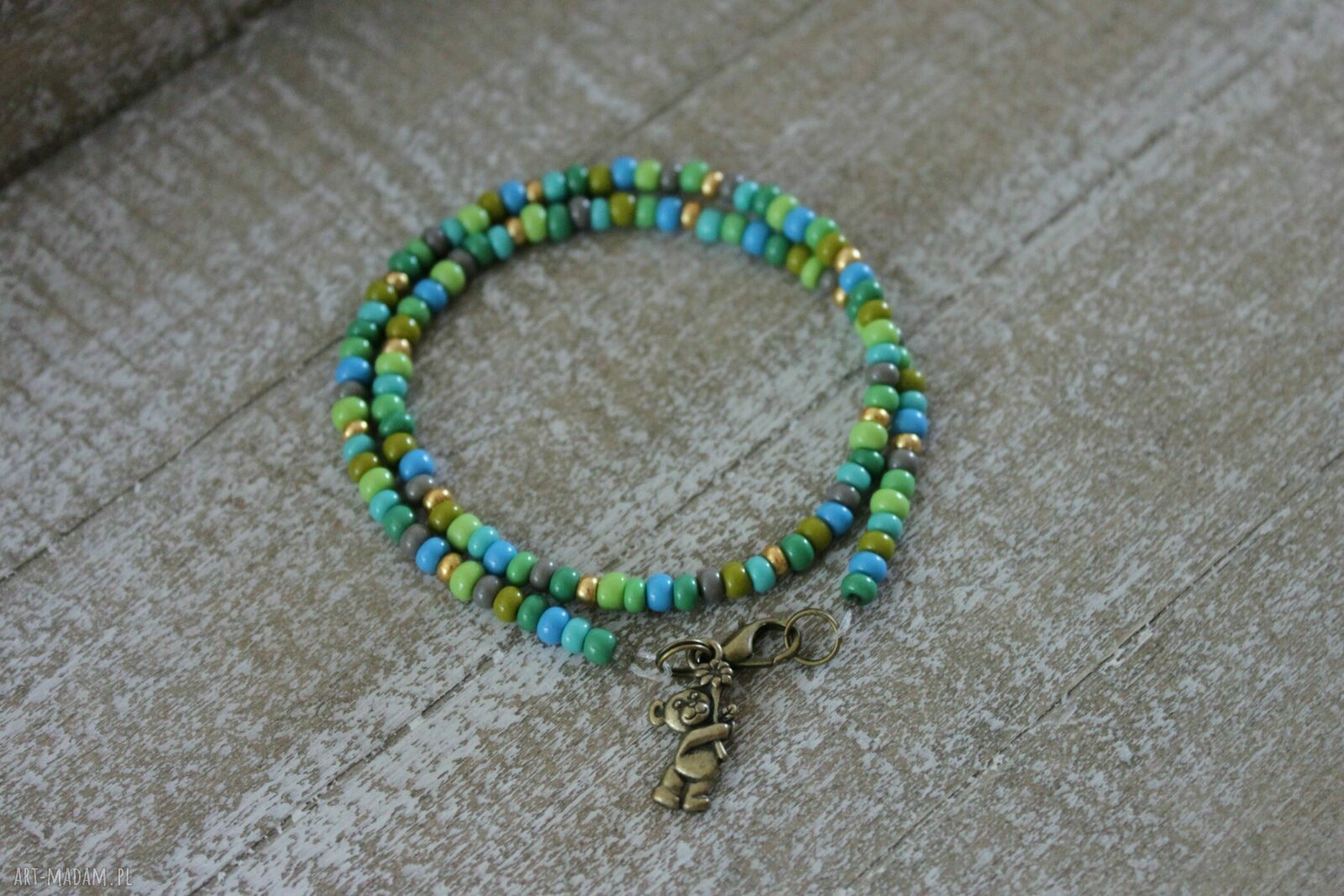 Zielona zawijana bransoletka koralikowa z misiem - delikatna biżuteria handmade