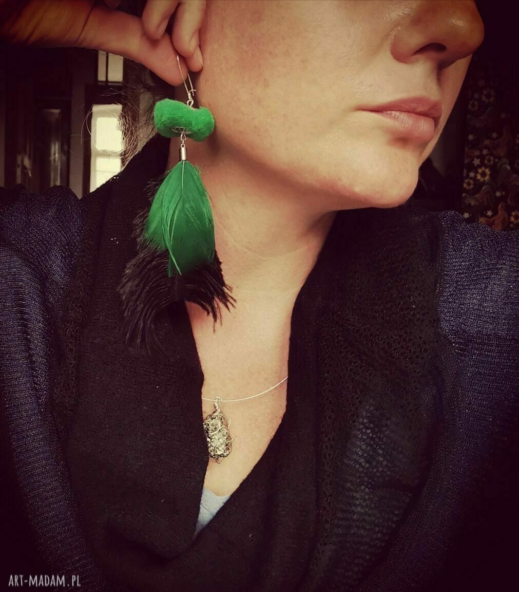 Kolczyki z zielonymi piórami i pomponami w stylu etno boho folk