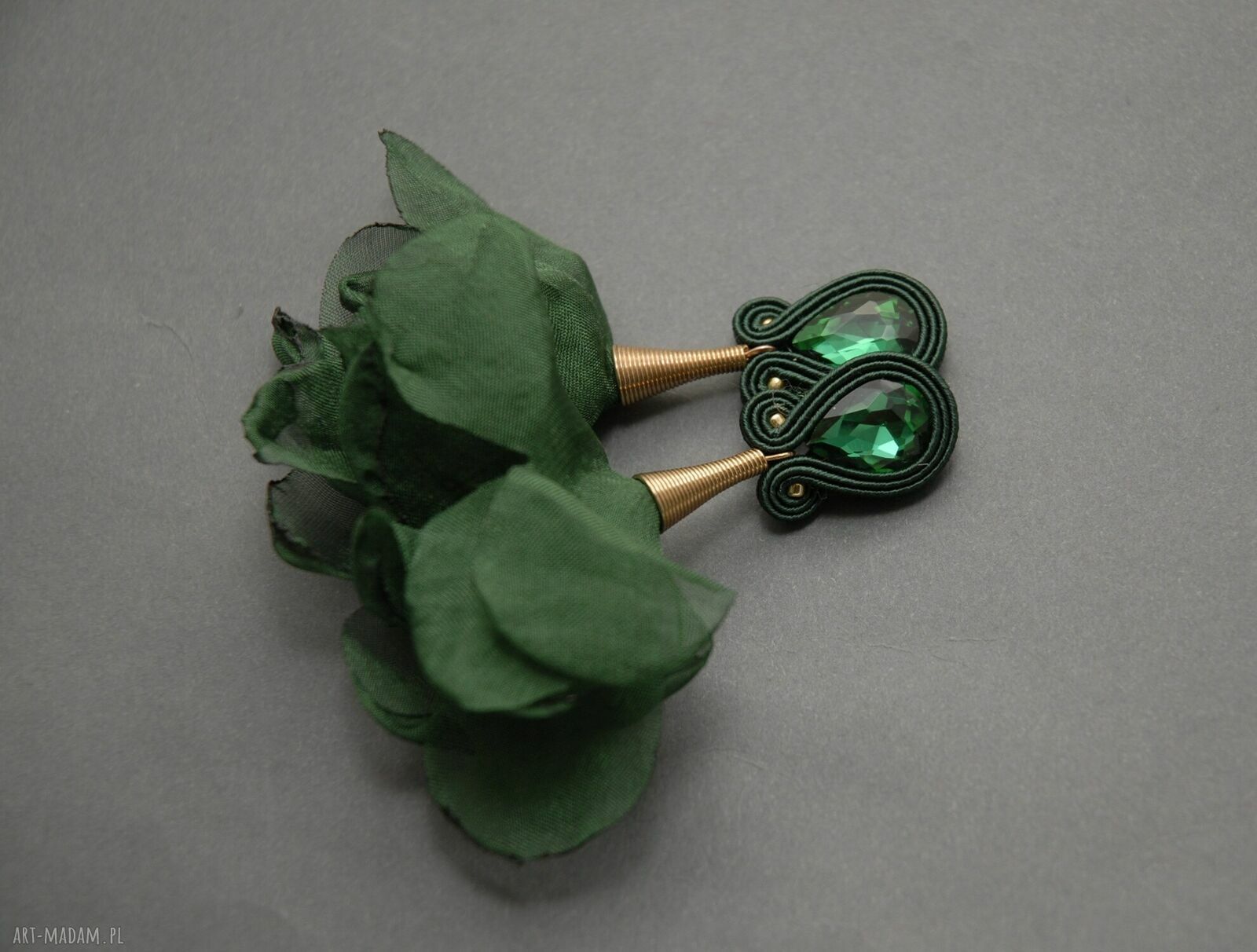 Zielone klipsy sutasz z kwiatkiem - haftowane handmade, lekkie i eleganckie